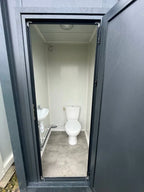 Einfaches WC-Sanitärmodul – graue Farbe
