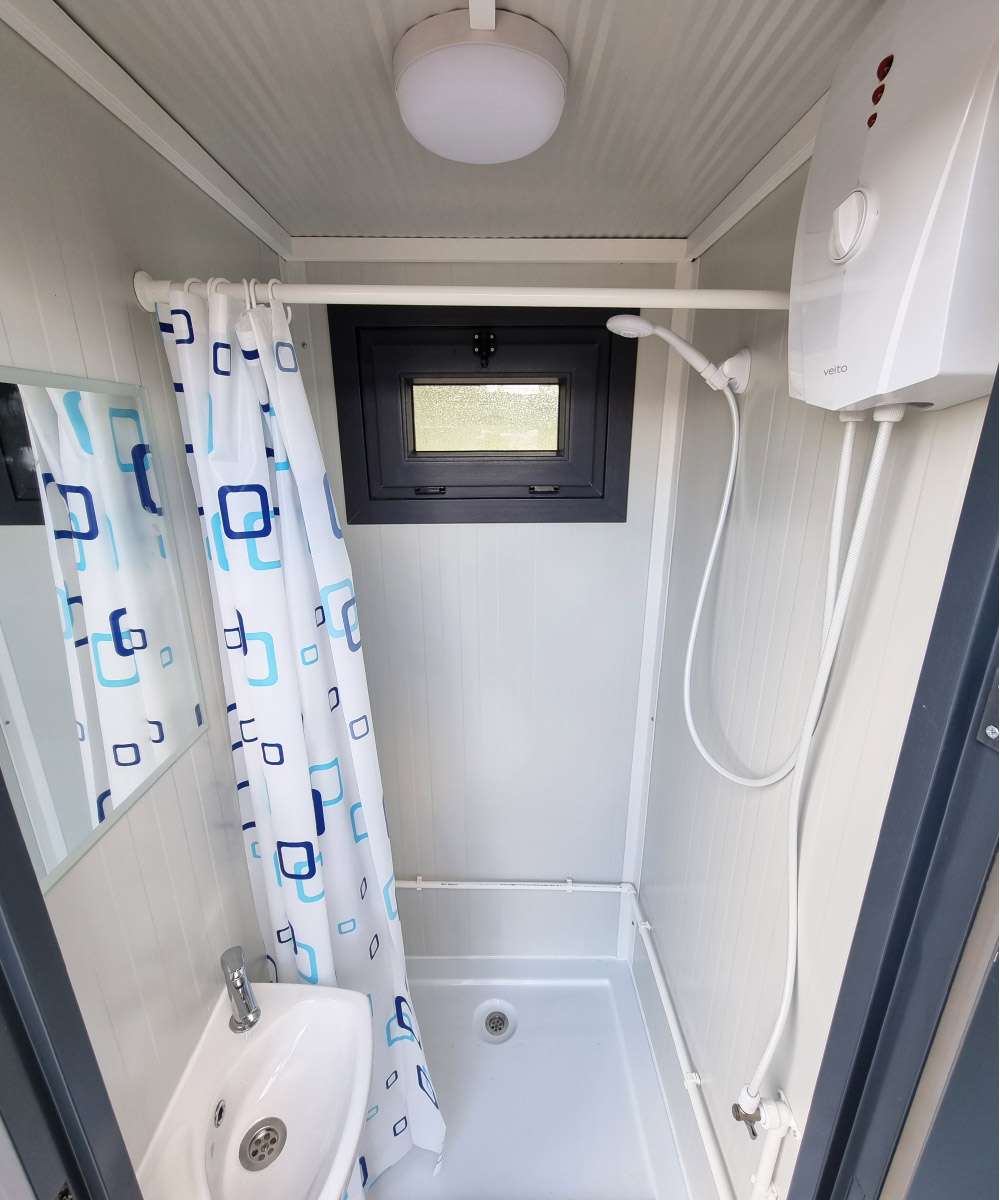 Sanitärcontainer mit Dusche, WC und Urinal